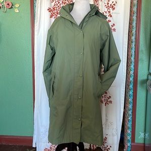 LL Bean green winter jacket. Lightweight and warm. Size small.